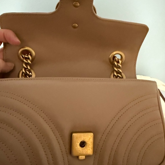 Gucci Beige Marmot Quilted Leather Crossbody Bag with Gold Chain - Picture 3 of 5